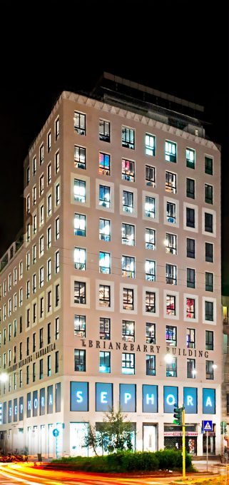 Brian&Barry Building_notte
