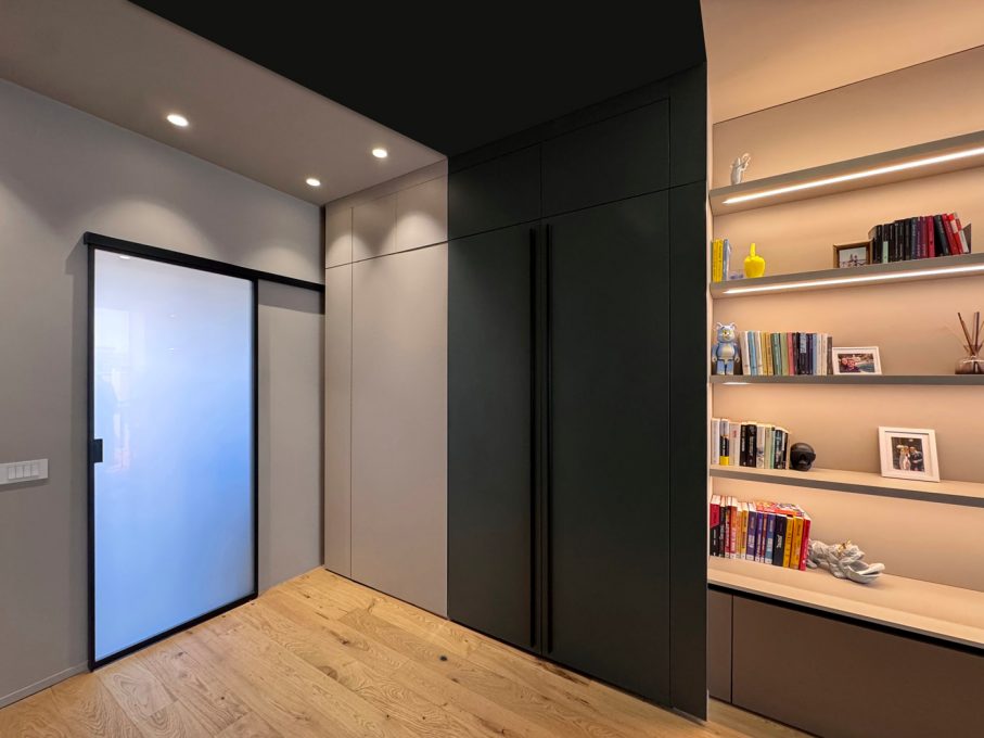 Ingresso contemporaneo con armadiature su misura e libreria illuminata a LED