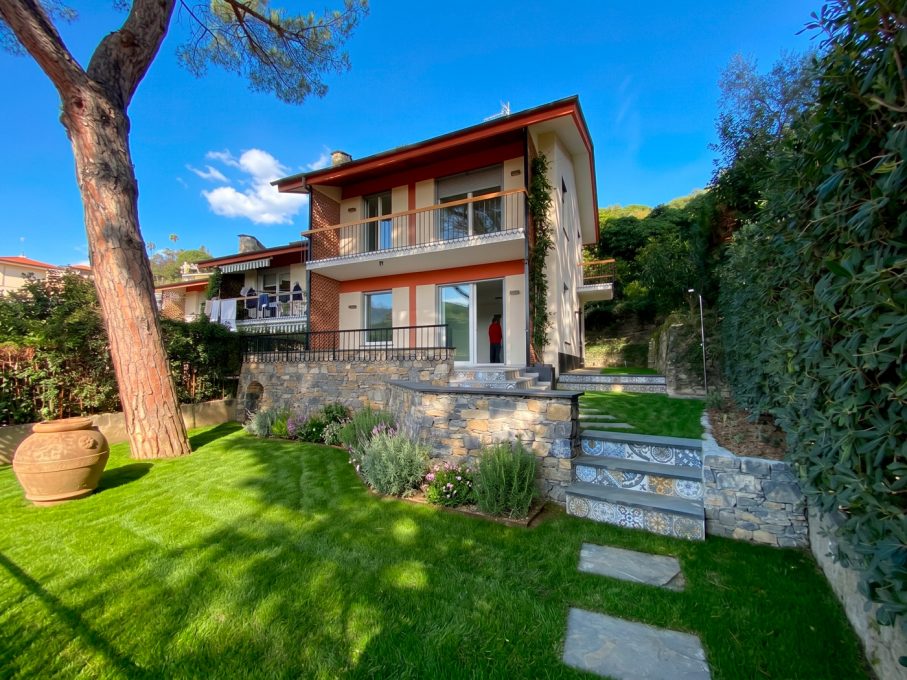Villa Santa Margherita - Vista prospettica del giardino e della facciata esterna