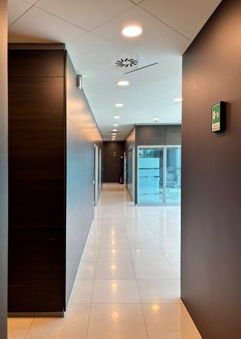 Air Control Lainate - Corridoi contemporanei per uffici con boiserie e pareti vetrate