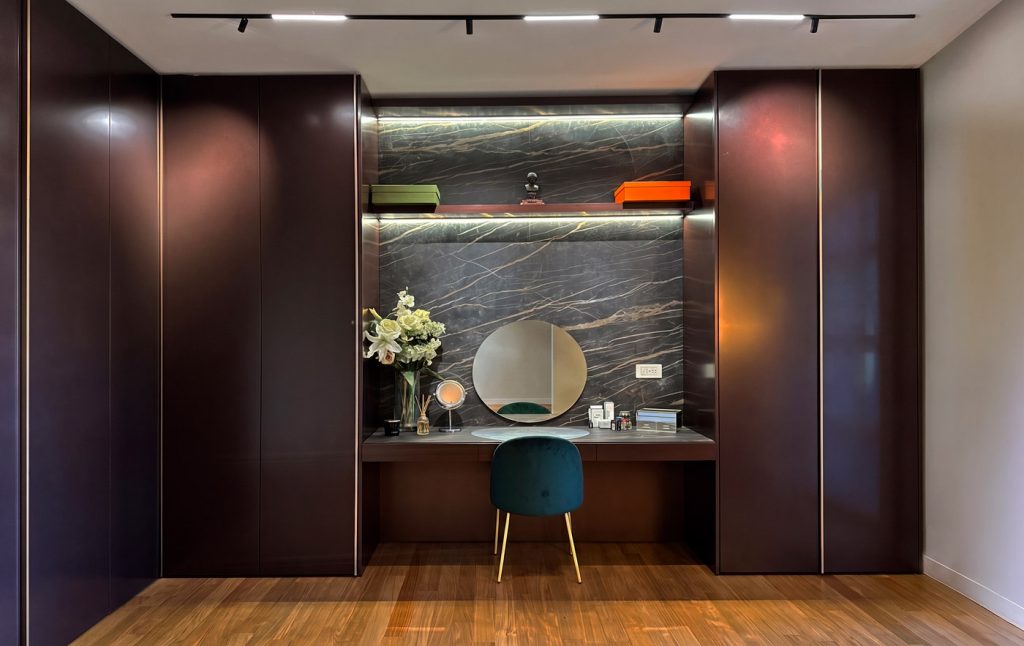 Cabina armadio contemporanea con postazione vanity e schienale in marmo scuro